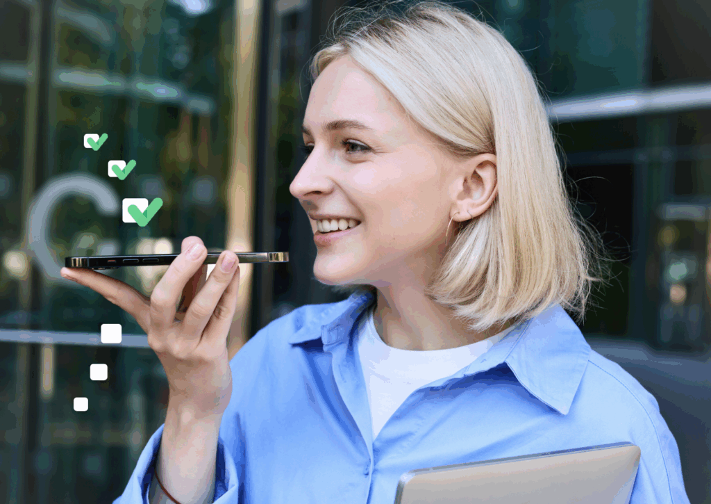 Eine junge Frau ist draußen unterwegs und spricht in Ihr Smartphone wie zu einer Sprachnachricht. Unerledigte To Do's wandeln sich durch die Nutzung der KI ERP Software von Worksdone in abgehakte, erledigte To Do's um.