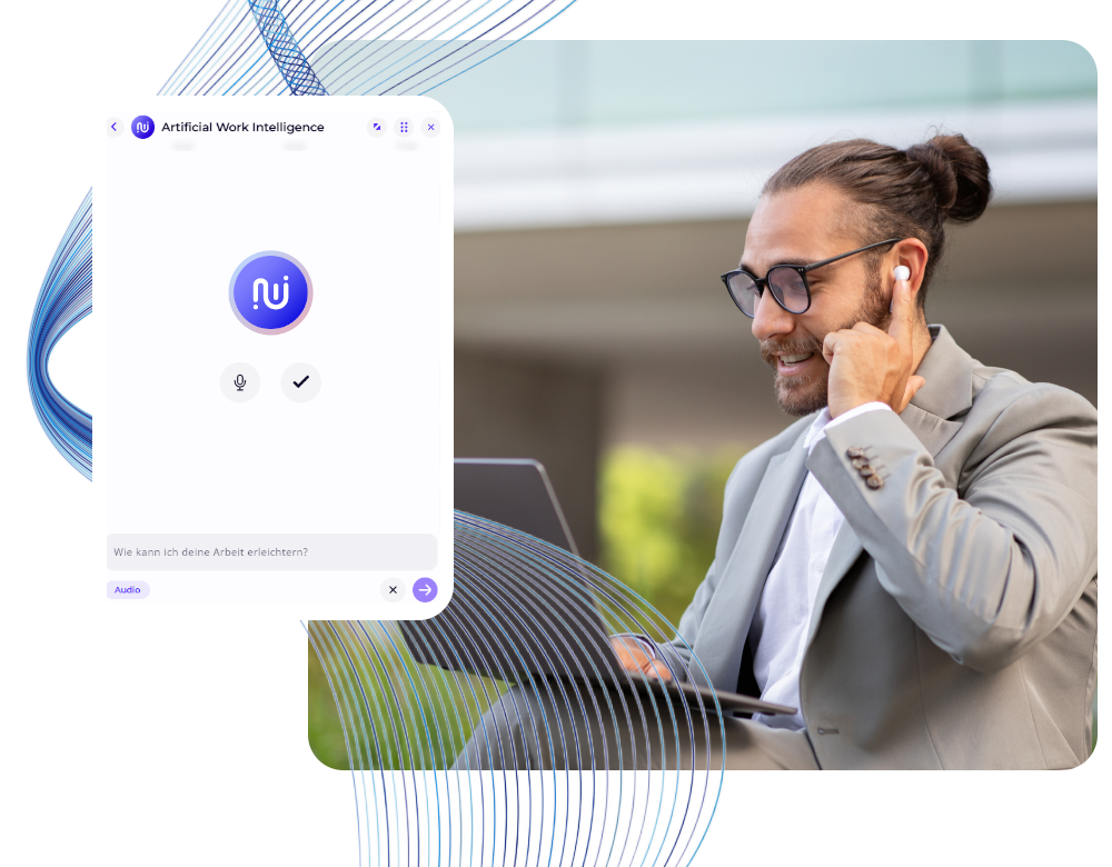 Ein Geschäftsmann sitzt draußen mit seinem Laptop und tippt zum sprechen auf seine Bluetoothkopfhörer. Daneben ist ein ERP KI Interface zu sehen, mit dem er sprechen und chatten kann.